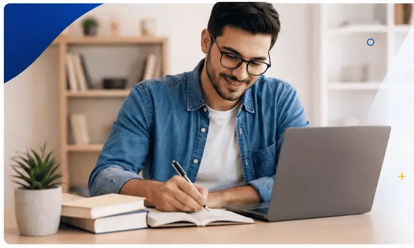 Persona aprendiendo y fortaleciendo sus habilidades laborales